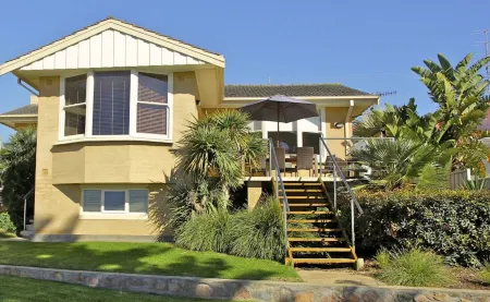 Bay 10 - Suites and Apartments Отели в г. Порт-Линкольн