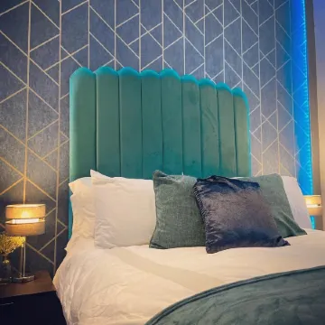 The Law House by the Opulence - Free City Centre Parking