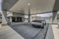 Riverside Hotel & Conference Center - parking