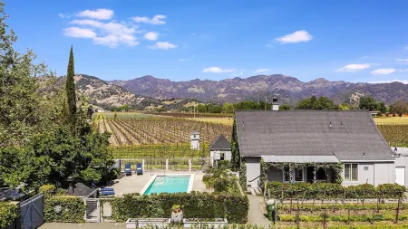 Villa in French Chateau Estate in Napa Valley Отели рядом с достопримечательностью «The Carmel Gallery in Calistoga»