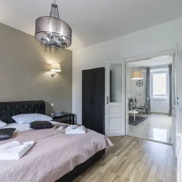 Captain Emo City Apartments