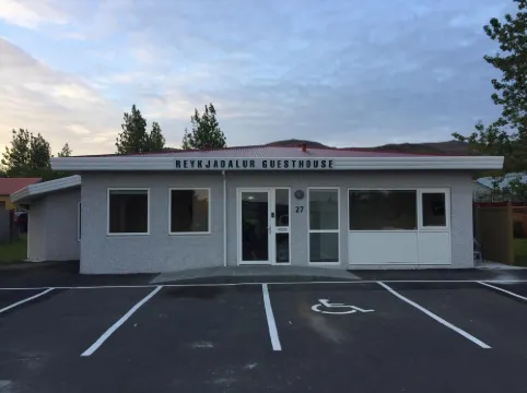 レイキャザルール ゲストハウス