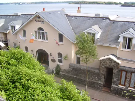 WatersEdge Hotel Отели рядом с достопримечательностью «Cobh Cathedral»