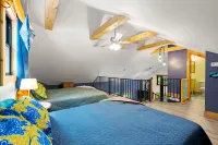 Backwoods Getaway Cozy Villa for 12 with Hot Tub Game Room - Homestays