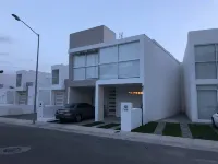 Luxury House with All the Amenities. Gym Seg. Aa/Cal Pool Tv Wifi Hotels near Volvo Truck Qro