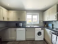 Tranquil Telford Retreat - 3 Bedroom House - parking