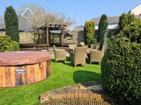 4 Bed Cottage - Sleeps 8 - Pets - Garden - Parking