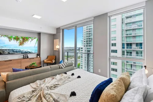 Modern High-Rise Condo with Pool/Gym, in Central DT Miami!