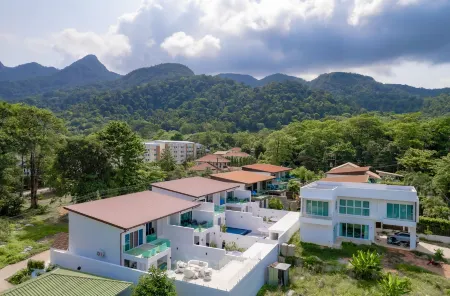 Koh Chang Luxury Pool Villas Отели рядом с достопримечательностью «Chao Por Koh Chang Shrine»