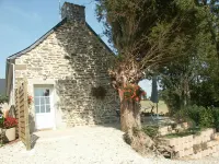 IF Charming little Breton house Hoteles en Scrignac