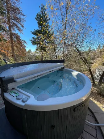 Bohemian Tree House Outdoor Spa & Deck Overlooking The Oak Trees!