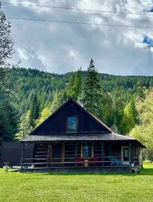 Come escape to our historic log cabin alongside a beautiful creek in North Idaho