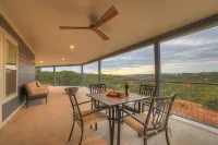 Hot Tub, Fire Pit and Stunning Sunset Views - Charming Rustic Retreat 斯通沃爾住宿飯店