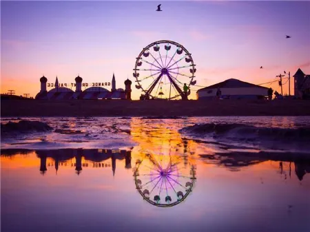 Steps to Beach and Pier Excitement - Charming Coastal Retreat Отели в г. Олд-Орчард-Бич