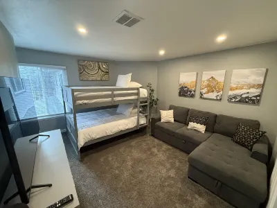 Cozy modern condo with fireplace & patio near restaurants, entertainment & lake