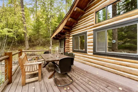 Private Hot Tub and Gas Fireplace Retreat - Cozy Charming