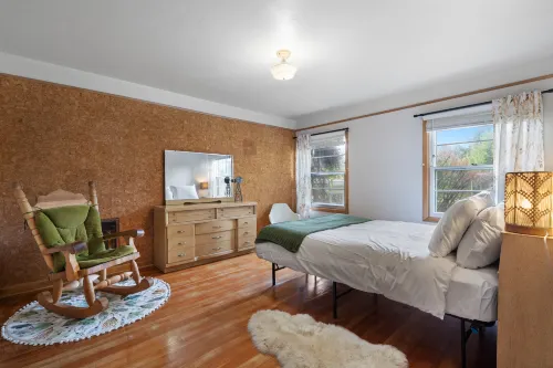Quirky Decor and Lush Backyard - Cozy Retro Retreat Hotels in Hazel Dell North
