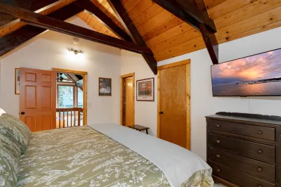 Inviting modern cabin in Sunnyside, walk to lake and access to Tahoe Park HOA.