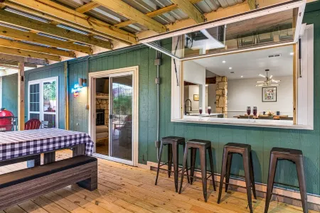 Mins to Domain -4BR Newly Reno Home - Pool+Jaccuzi - Pool +PingPong Table