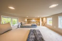 Lake Pleasant Getaway: Tiny Home Hotels near La Push Beach