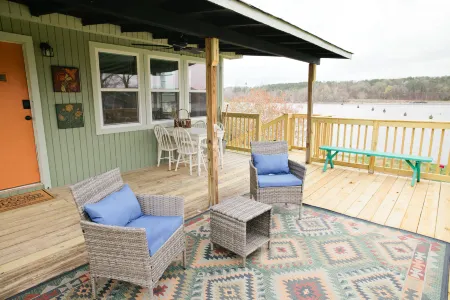 Spacious Kitchen and Relaxing Atmosphere - Gorgeous River Retreat Отели в г. Клантон