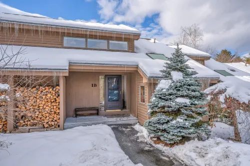 In-Home Sauna and Stunning Golf Course Views - Charming Getaway