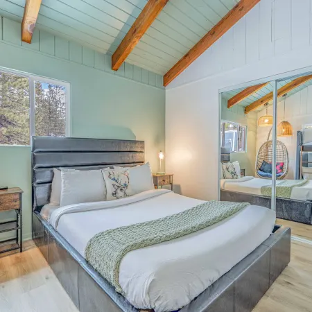 Chic Cabin Retreat with Hot Tub Big Bear