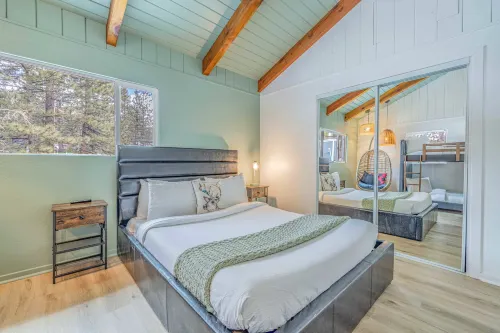 Chic Cabin Retreat with Hot Tub Big Bear