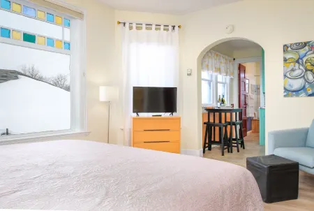 Private Kitchen and Outdoor Gathering Space - Charming Cozy Retreat