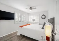 Shared Pool and Hot Tub Near Shopping and Dining - Chic Oasis