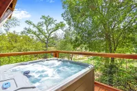 Elevated Living with Hill Country Views - Charming Treehouse Retreat فنادق في Blanco