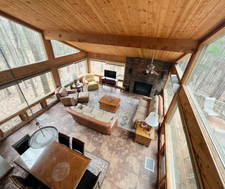 Charming Lodge with Outdoor Deck and Fireplace - Serene Woodland Escape Отели в г. Глен Арбор Тауншип