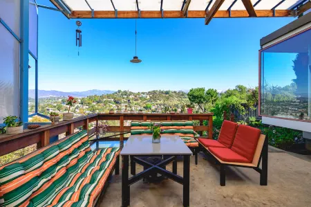 Cozy Living Space and Scenic Deck Views - Beautiful Scenic Retreat