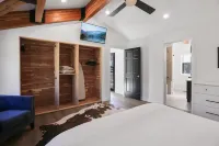 Stylish Townhome with Modern Kitchen and Cozy Fireplace - Elegant Retreat