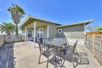 Ideally located dog-friendly home near the beach & town with gas grill & WiFi Hotels in Rockport