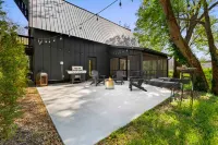 Private Pond and Epic Living Space - Cozy Charming Escape Hotels in Bella Vista