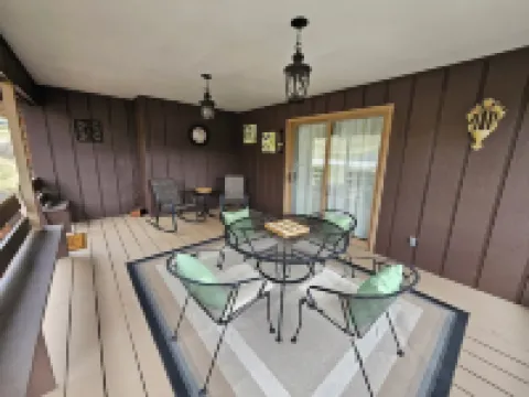 Charming 3-bedroom house with 1000sqft arcade style game room in awesome Bristol Hotels in Bristol