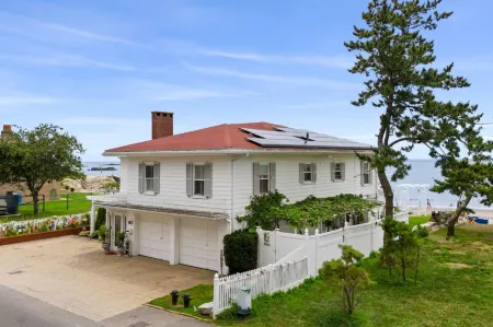 Captivating Ocean Views and Beach Access - Charming Coastal Sanctuary Отели в г. Суомпскотт