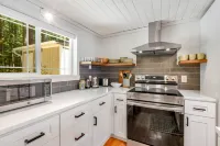 Lakefront cottage with docks, kayak, deck, firepit & new grill - drive to skiing Hotel di King County