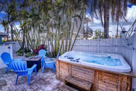 Hot Tub, Hammock, Outdoor Shower and Fire Pit - Luxurious Oasis Отели рядом с достопримечательностью «Alvin's Island - Holmes Beach #753»