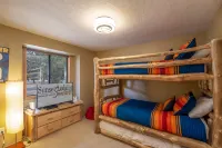 Private Hot Tub, Spacious Deck, Gas BBQ and Bikes - Cozy Getaway