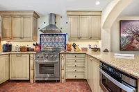 Stunning Ocean Views and Saltwater Pool - Elegant Spanish Retreat Hotel a Solana Beach