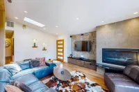 Delightful Retreat with Water Views, Fast WiFi, Gas Grill, & Furnished Patio Hotels in Lake Oswego