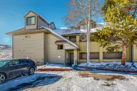 Beautiful mountain retreat near the parks with fast WiFi, balcony, & fireplace
