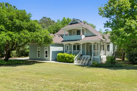 Tranquil Oasis with Pool and Hot Tub - Serene Coastal Retreat Отели в г. Карритак