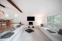 Stylish Backyard Oasis with Fire Pit - Cozy Contemporary Retreat Hotels in Springs