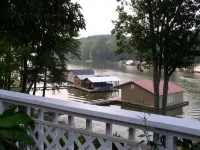 LUXURY LAKEFRONT HOME W/SWIMMING POOL & BOAT RENTALS