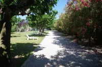 Maisonnette in wooded park pétanque court, children's games BBQ near beaches