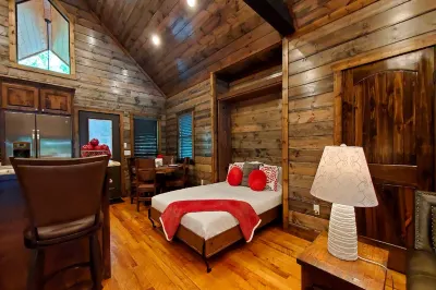 Secluded Mountain Gem - Creek, Hot Tub, Privacy, Escape فنادق في McCurtain County