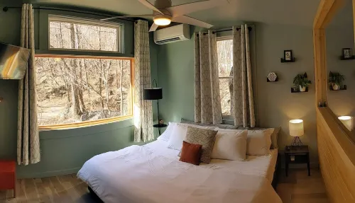 The Bird House ~ A modern treehouse in the forest ~ 15 minutes from downtown